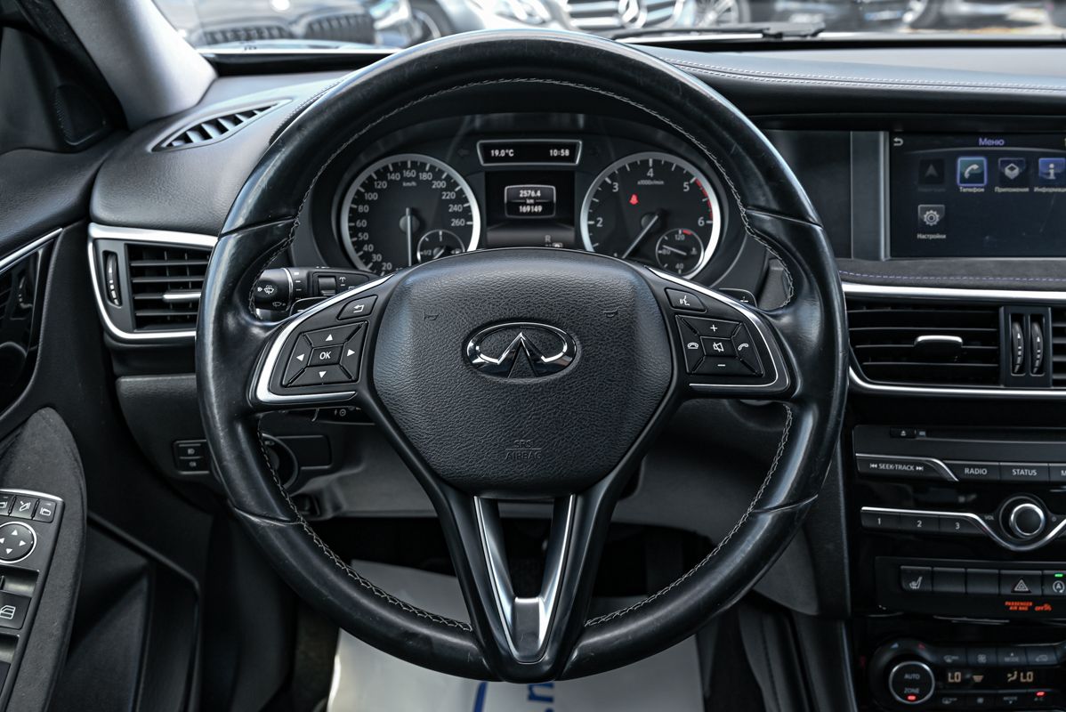 Infiniti Q30