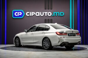 BMW 3 Series 330e2019 2/15