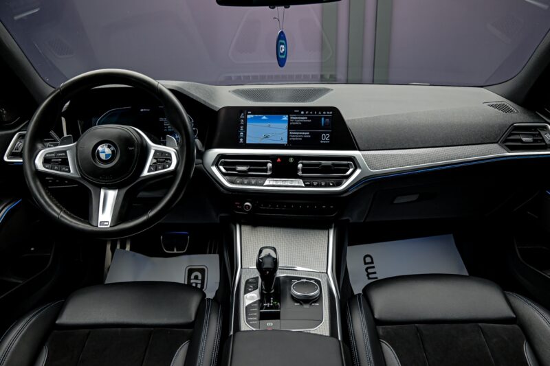 BMW 3 Series 330e2019 5/15