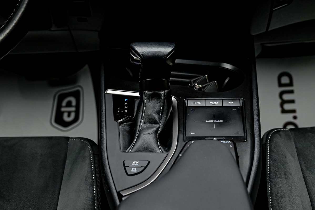 Lexus UX 250h 2021 12/15