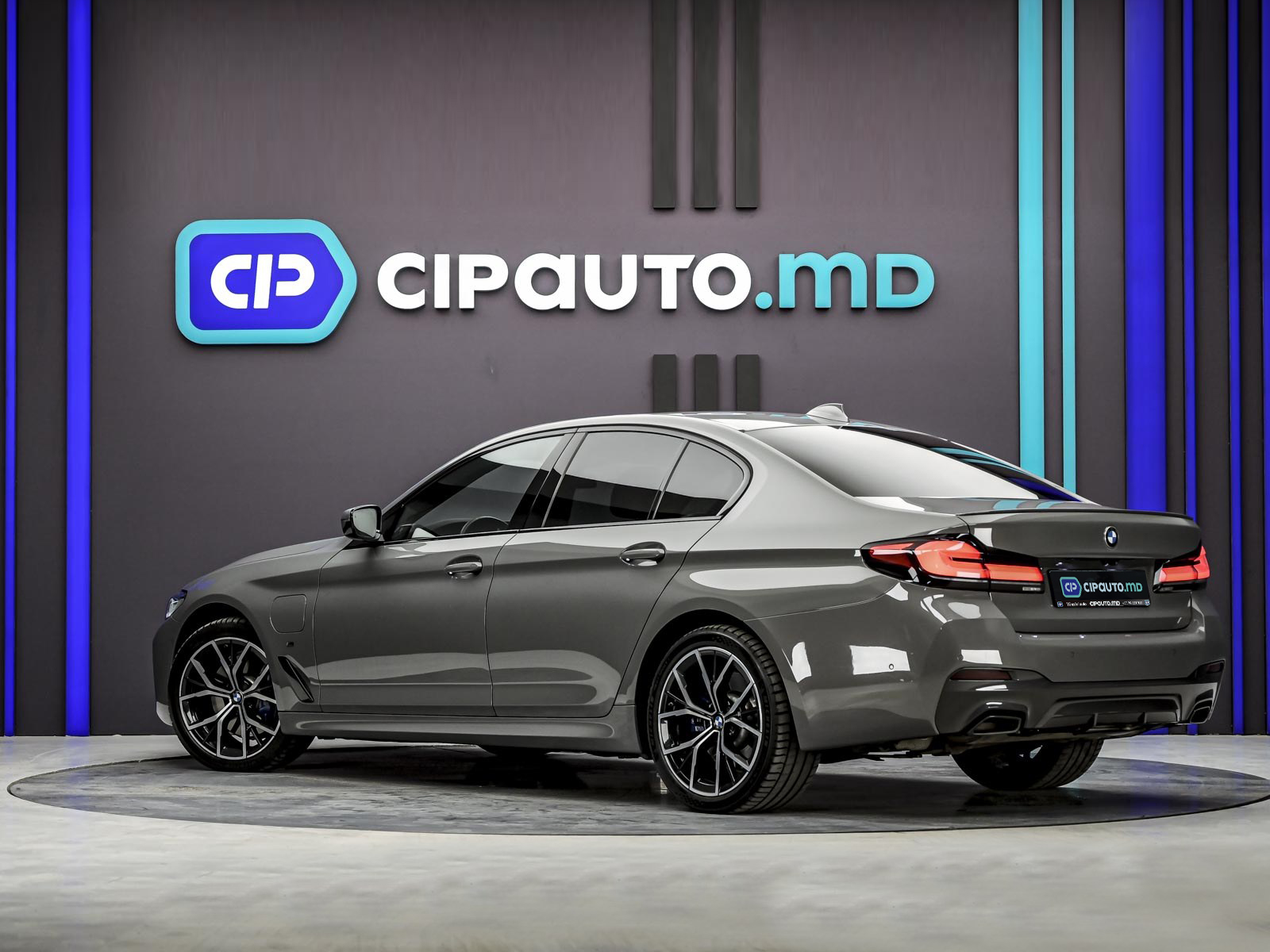 BMW 5 Series 530e2021 2/15