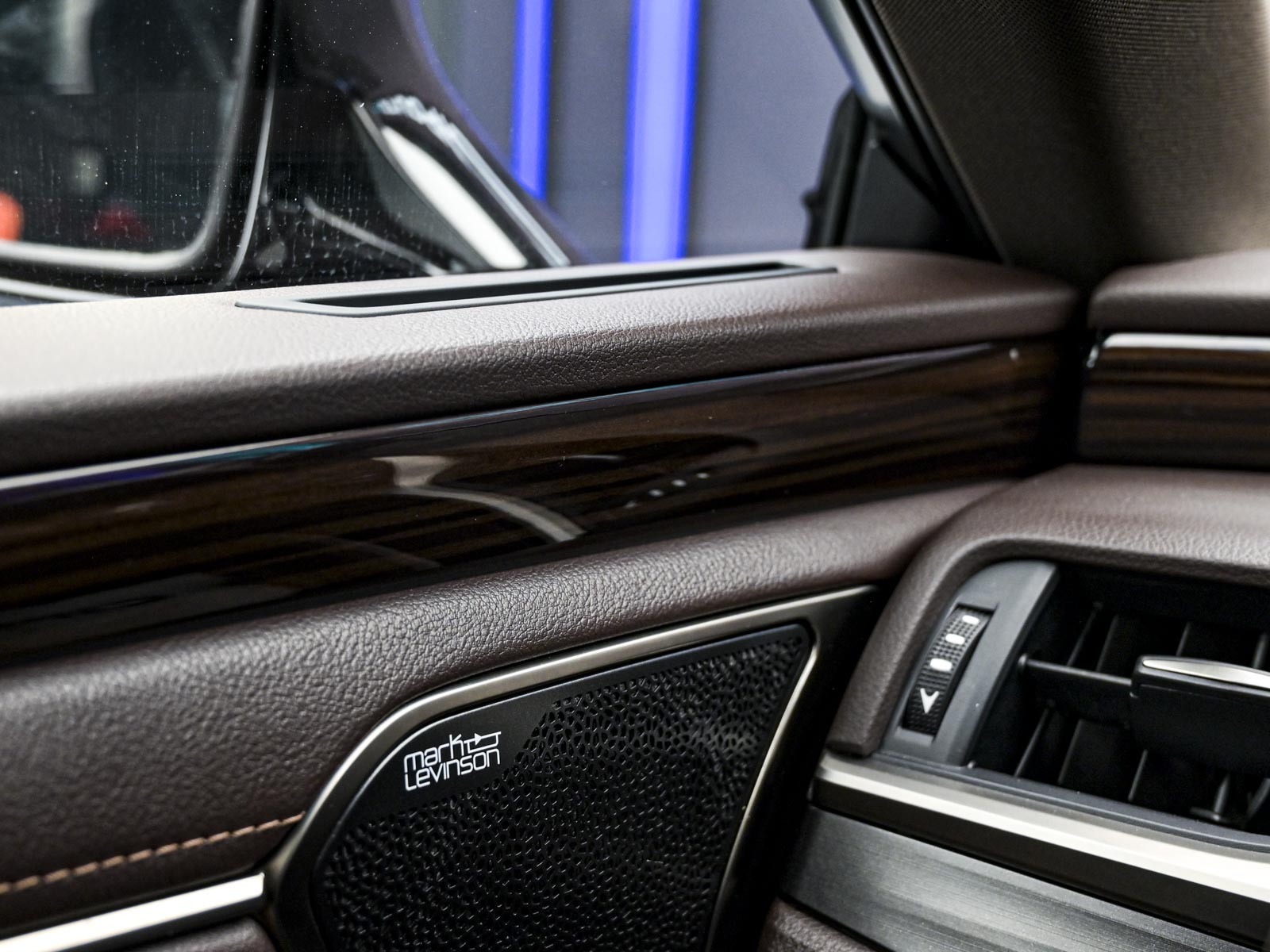 Lexus ES Series 300H2019 69/83