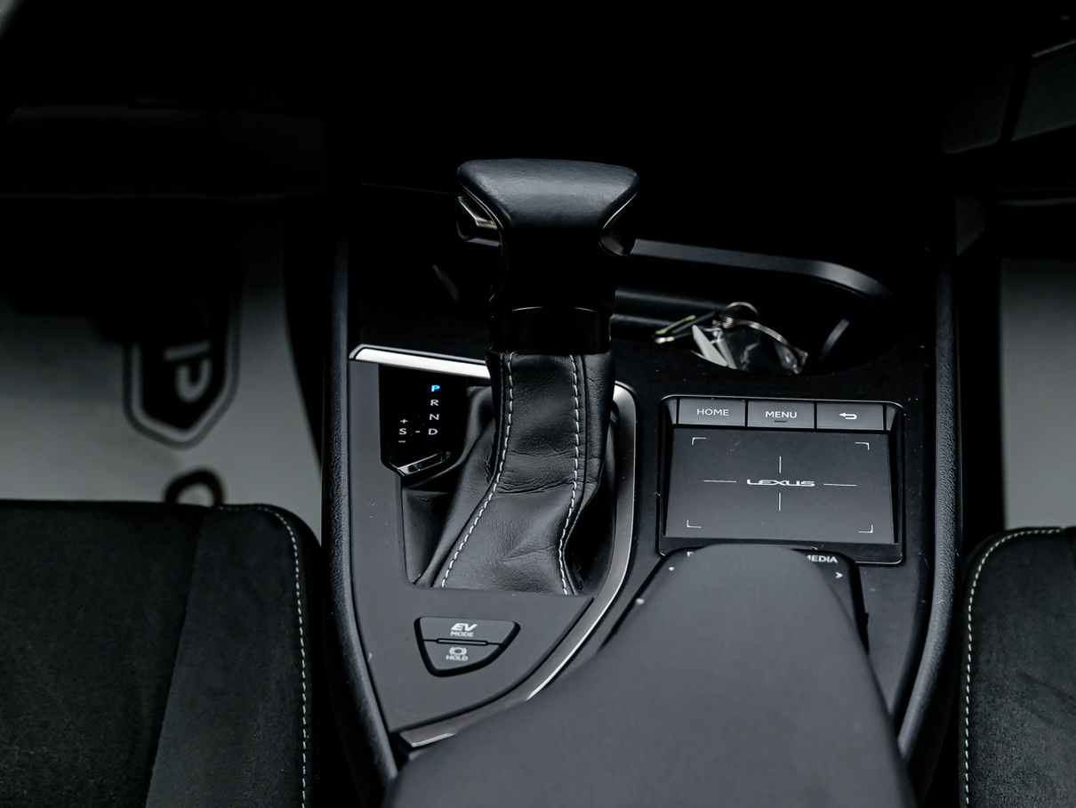 Lexus UX 250h 2021 12/15