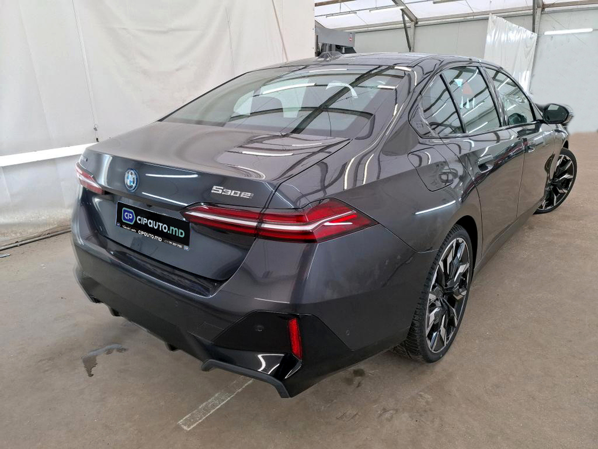 BMW 5 Series 530e2025 3/9