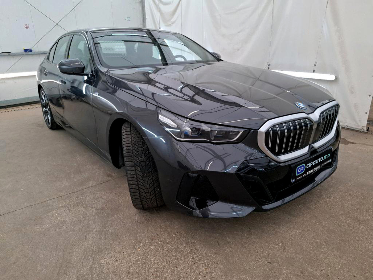BMW 5 Series 530e2025 4/9