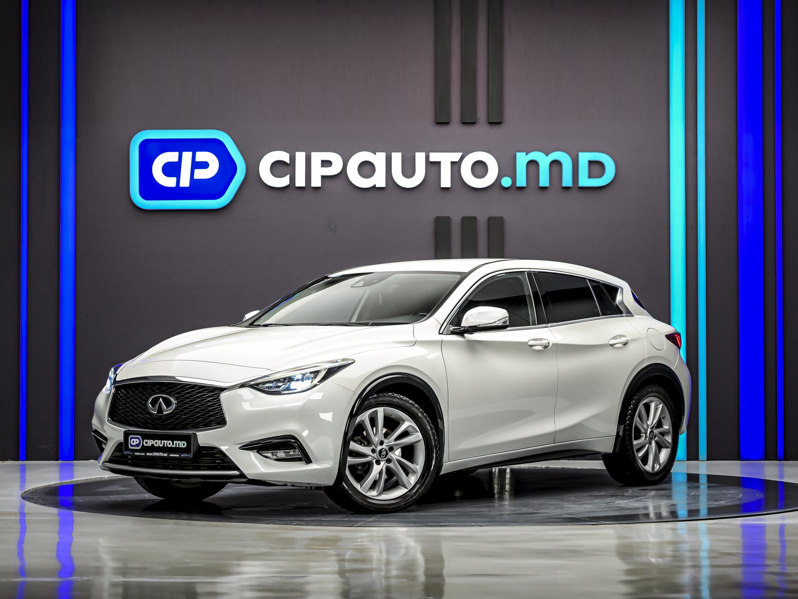 Infiniti Q30 2016 1/13