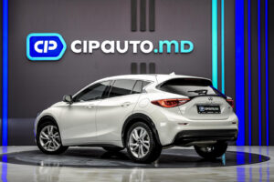 Infiniti Q30 2016 2/13